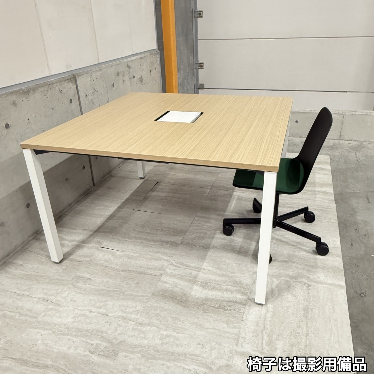 C04062 【未使用美品】 ITOKI イトーキ ActLink アクトリンク ミーティングテーブル 正方形 配線口 会議テーブル オフィス家具 美品 未使用（9/10）