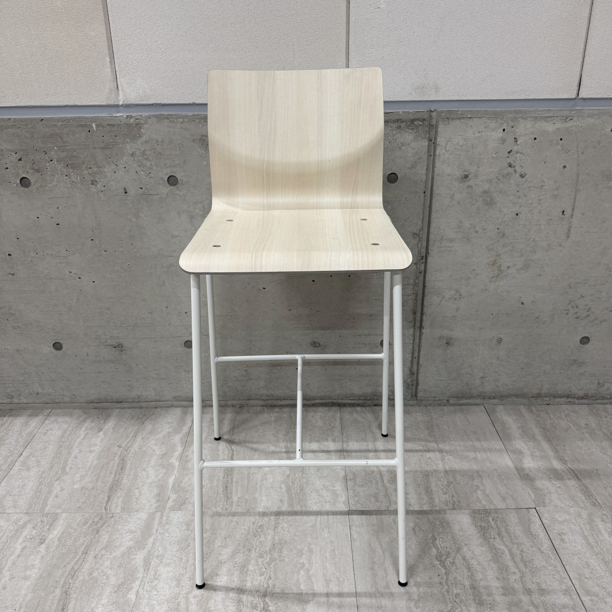 C04118【直接引取可】Okamura オカムラ Sweep スイープ L409 ハイチェア カウンターチェア 成型合板 木目 ホワイト脚 店舗什器