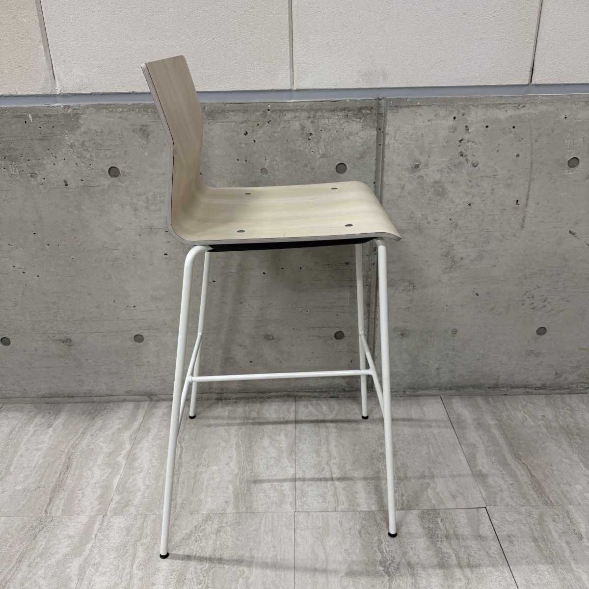C04118【直接引取可】Okamura オカムラ Sweep スイープ L409 ハイチェア カウンターチェア 成型合板 木目 ホワイト脚 店舗什器（2/10）