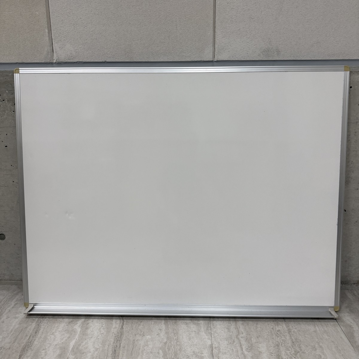 C04147【直接引取可】ITOKI イトーキ BBWP-1209WN-WE 壁掛式 ホワイトボード 1200×900mm ホーロー マグネット対応 粉受け付 オフィス