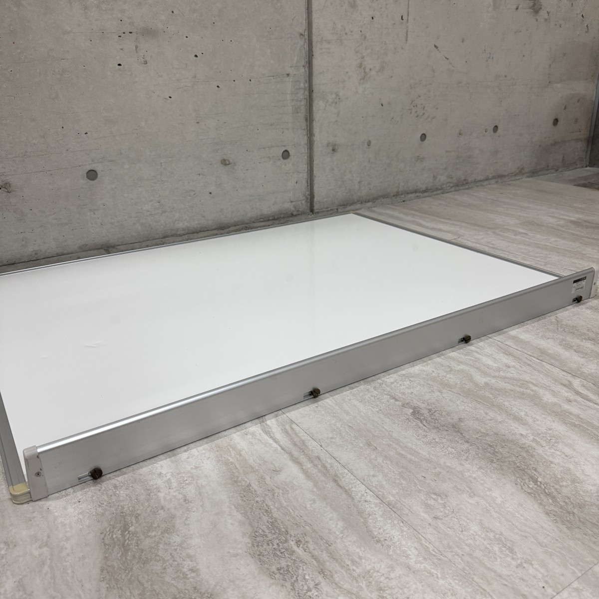 C04147【直接引取可】ITOKI イトーキ BBWP-1209WN-WE 壁掛式 ホワイトボード 1200×900mm ホーロー マグネット対応 粉受け付 オフィス（3/10）