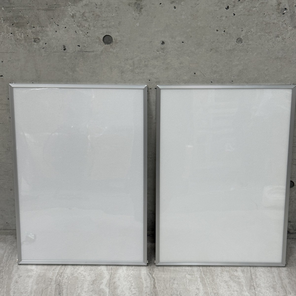 C04153【直接引取可】 アルミ製 ポスターフレーム 2点セット 約60×42cm A2サイズ相当 シルバー 額縁 パネル 展示 店舗 インテリア