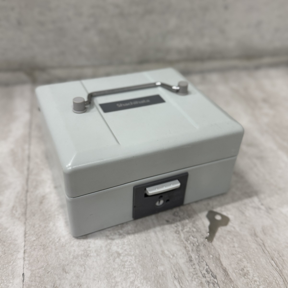 C04155【直接引取可】 シヤチハタ Shachihata IBS-01 スチール印箱 小型 鍵付 印鑑収納 スタンプケース ゴム印 印鑑ケース 仕切板付