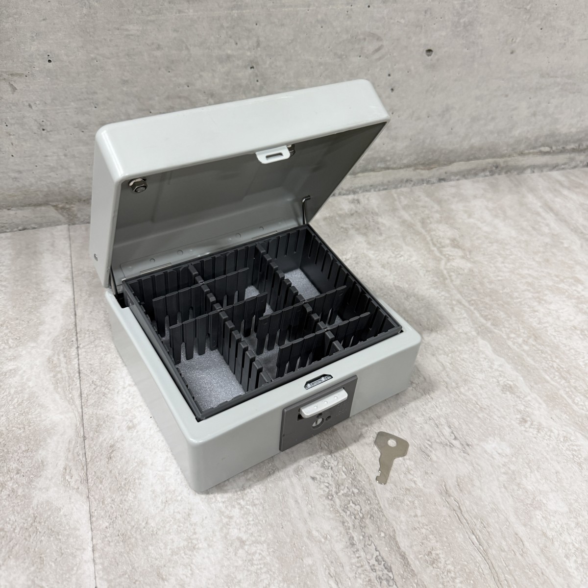 C04155【直接引取可】 シヤチハタ Shachihata IBS-01 スチール印箱 小型 鍵付 印鑑収納 スタンプケース ゴム印 印鑑ケース 仕切板付（2/7）