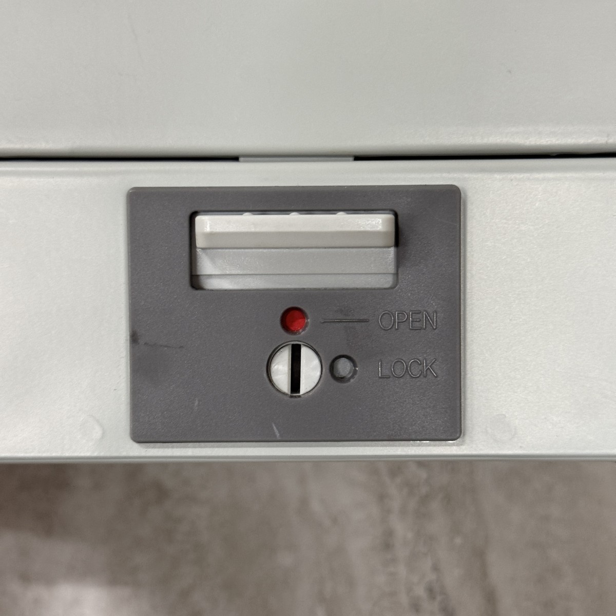 C04155【直接引取可】 シヤチハタ Shachihata IBS-01 スチール印箱 小型 鍵付 印鑑収納 スタンプケース ゴム印 印鑑ケース 仕切板付（5/7）
