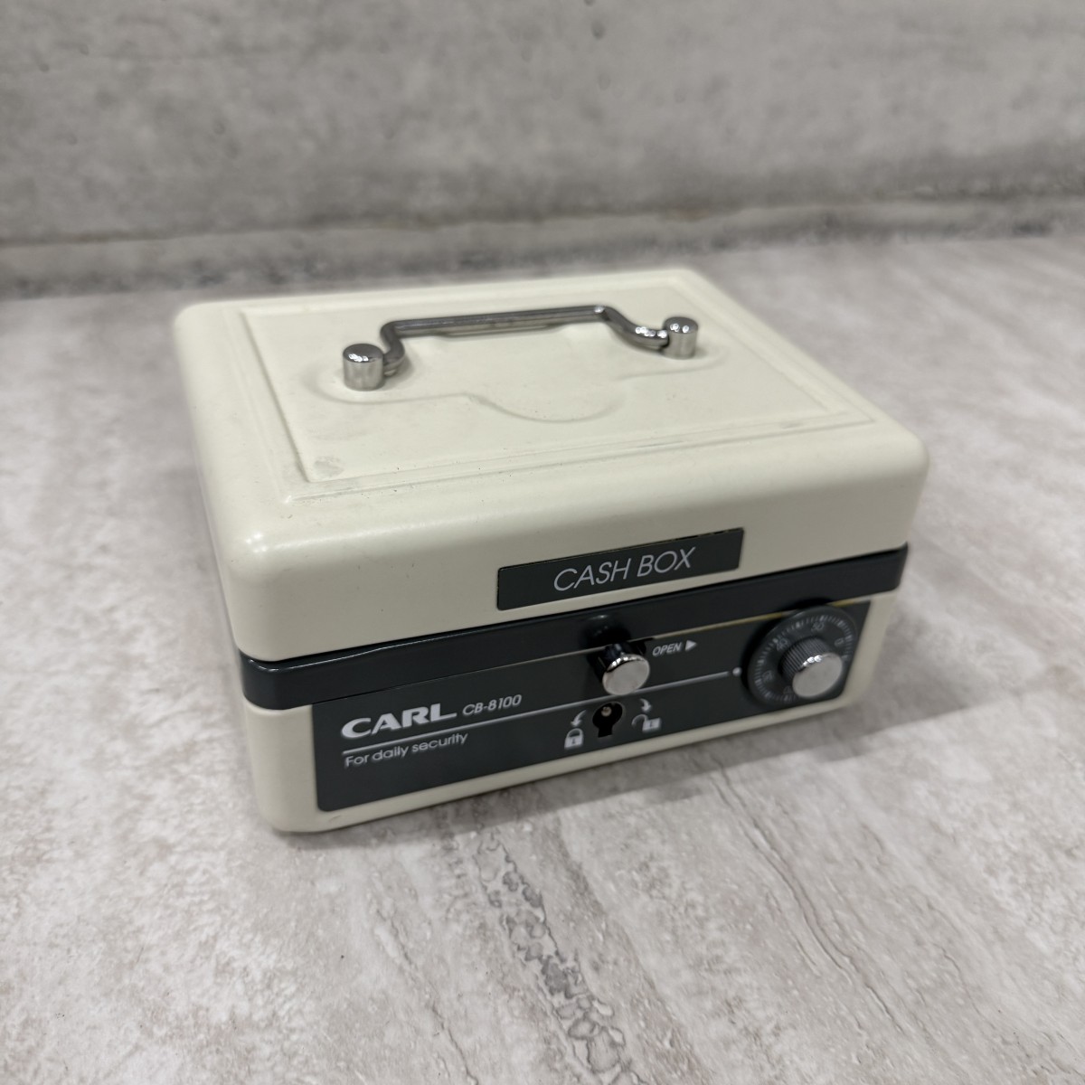 C04156【直接引取可】 金庫 CARL カール事務器 CB-8100 手提げ金庫 キャッシュボックス M ダイヤル錠 ホワイト 鍵欠品