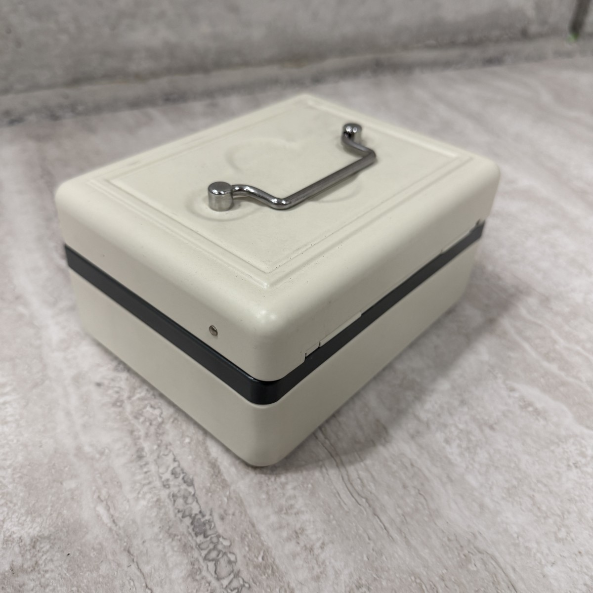 C04156【直接引取可】 金庫 CARL カール事務器 CB-8100 手提げ金庫 キャッシュボックス M ダイヤル錠 ホワイト 鍵欠品（2/9）