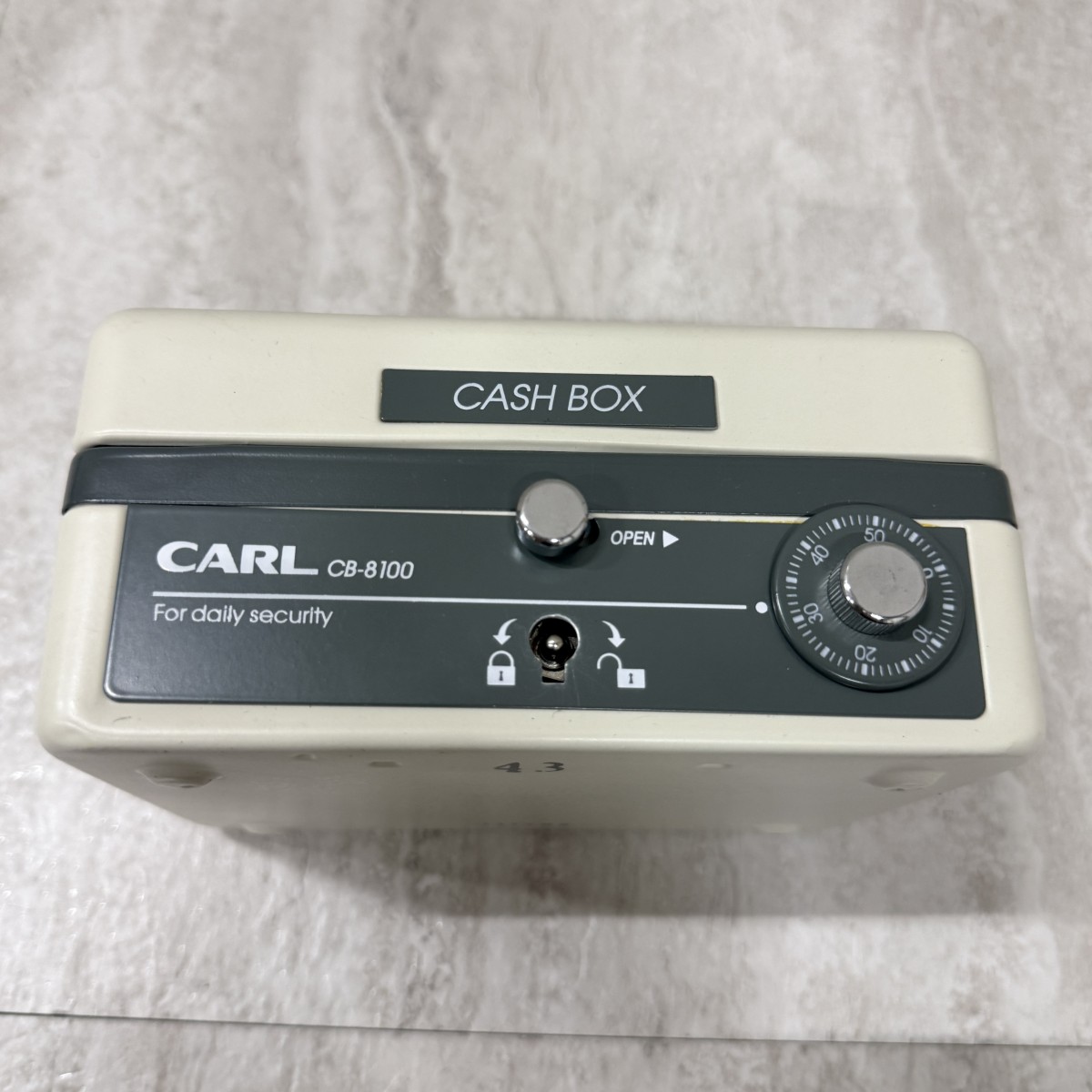 C04156【直接引取可】 金庫 CARL カール事務器 CB-8100 手提げ金庫 キャッシュボックス M ダイヤル錠 ホワイト 鍵欠品（4/9）