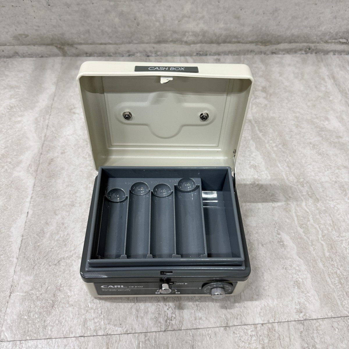 C04156【直接引取可】 金庫 CARL カール事務器 CB-8100 手提げ金庫 キャッシュボックス M ダイヤル錠 ホワイト 鍵欠品（5/9）