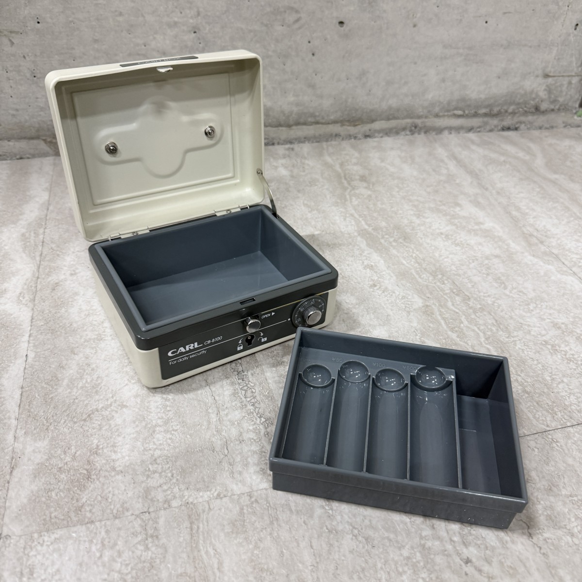 C04156【直接引取可】 金庫 CARL カール事務器 CB-8100 手提げ金庫 キャッシュボックス M ダイヤル錠 ホワイト 鍵欠品（6/9）