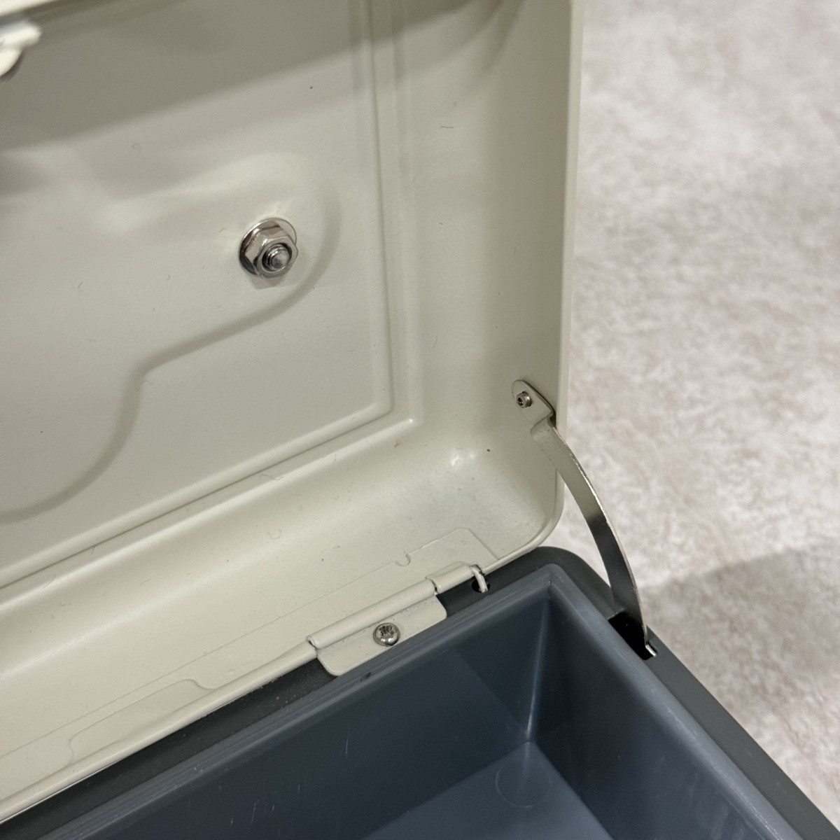 C04156【直接引取可】 金庫 CARL カール事務器 CB-8100 手提げ金庫 キャッシュボックス M ダイヤル錠 ホワイト 鍵欠品（7/9）