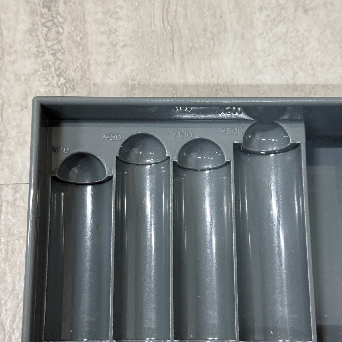 C04156【直接引取可】 金庫 CARL カール事務器 CB-8100 手提げ金庫 キャッシュボックス M ダイヤル錠 ホワイト 鍵欠品（8/9）