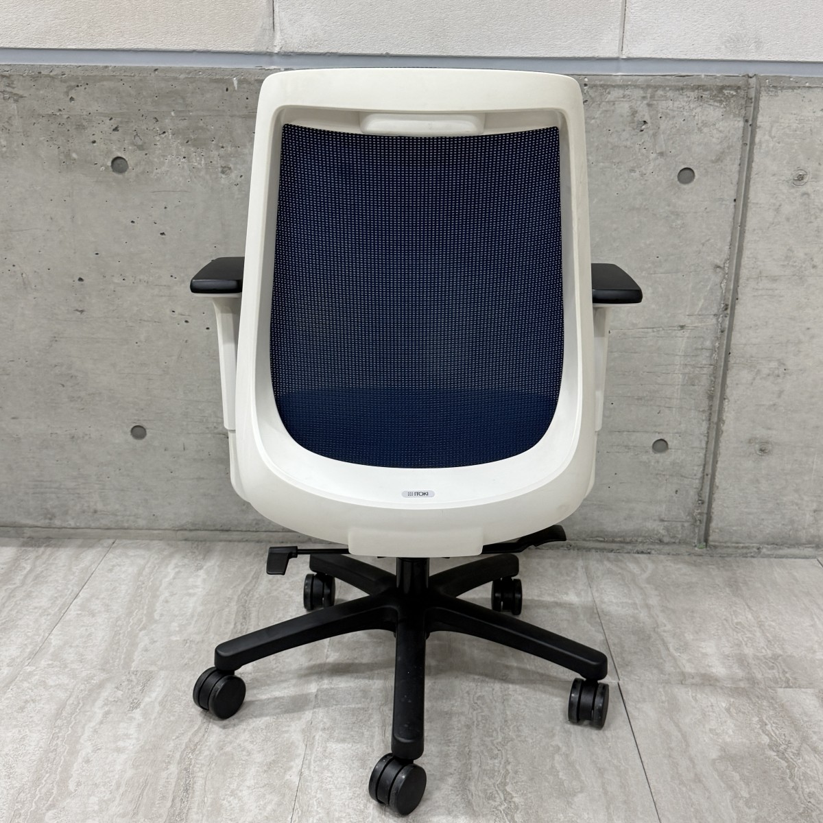 Z04157 【直接引取可】 ITOKI イトーキ ノナチェア KZ-337 可動肘 ネイビーブルー ホワイト メッシュ オフィスチェア デスクチェア（8/10）
