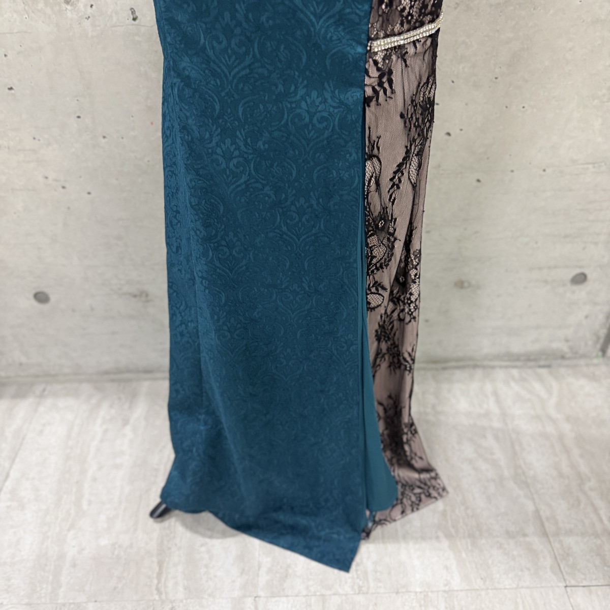 Z04219 【直接引取可】Luxe Style リュクススタイル  XL キャバドレス ロング ワンショルダー 総レース グリーン ビジュー チョーカー付（4/10）
