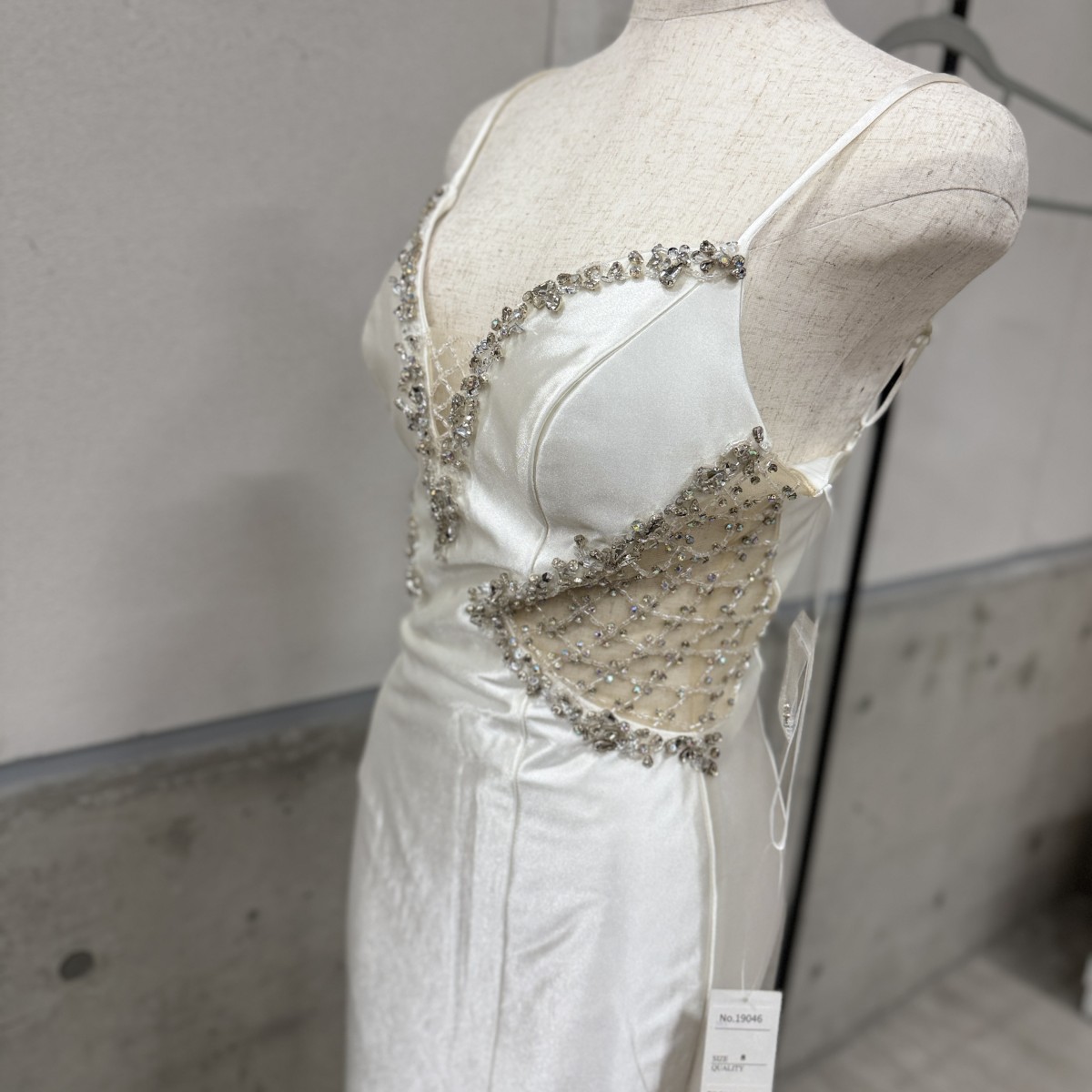 Z04226【直接引取可】LuxeStyle リュクススタイル 19046 S ホワイト キャバドレス ロングドレス ビジュー サイドシアー スリット タイト（9/9）