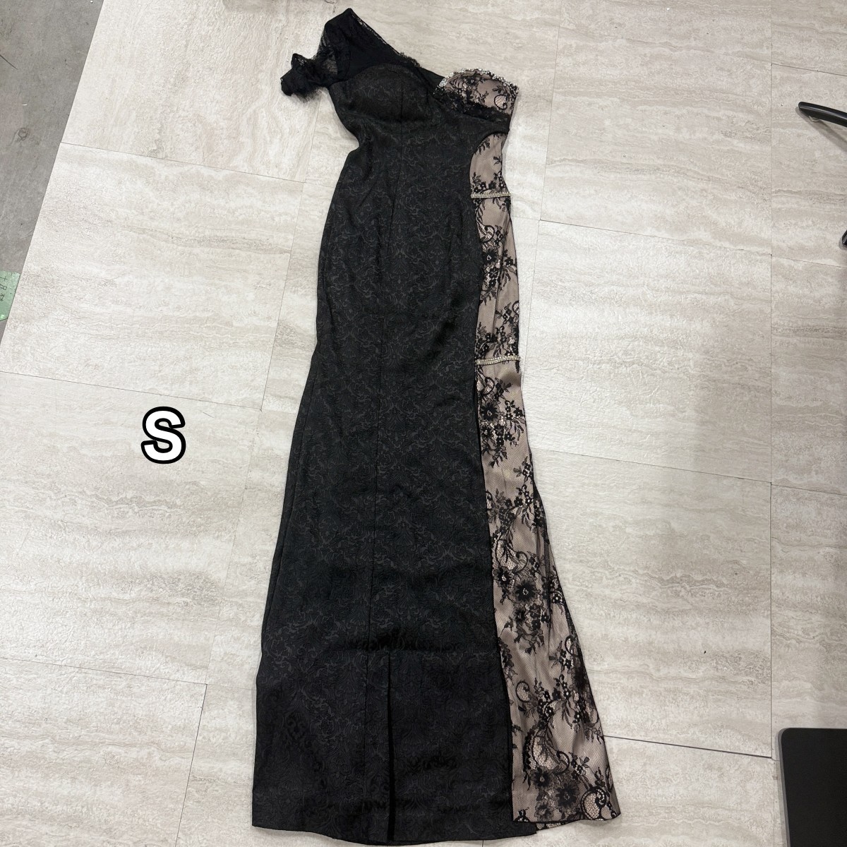 Z04227【直接引取可】タグ付き OKONOGI 51305 ロングドレス S 黒 ワンショルダー レース ビジュー キャバドレス パーティードレス