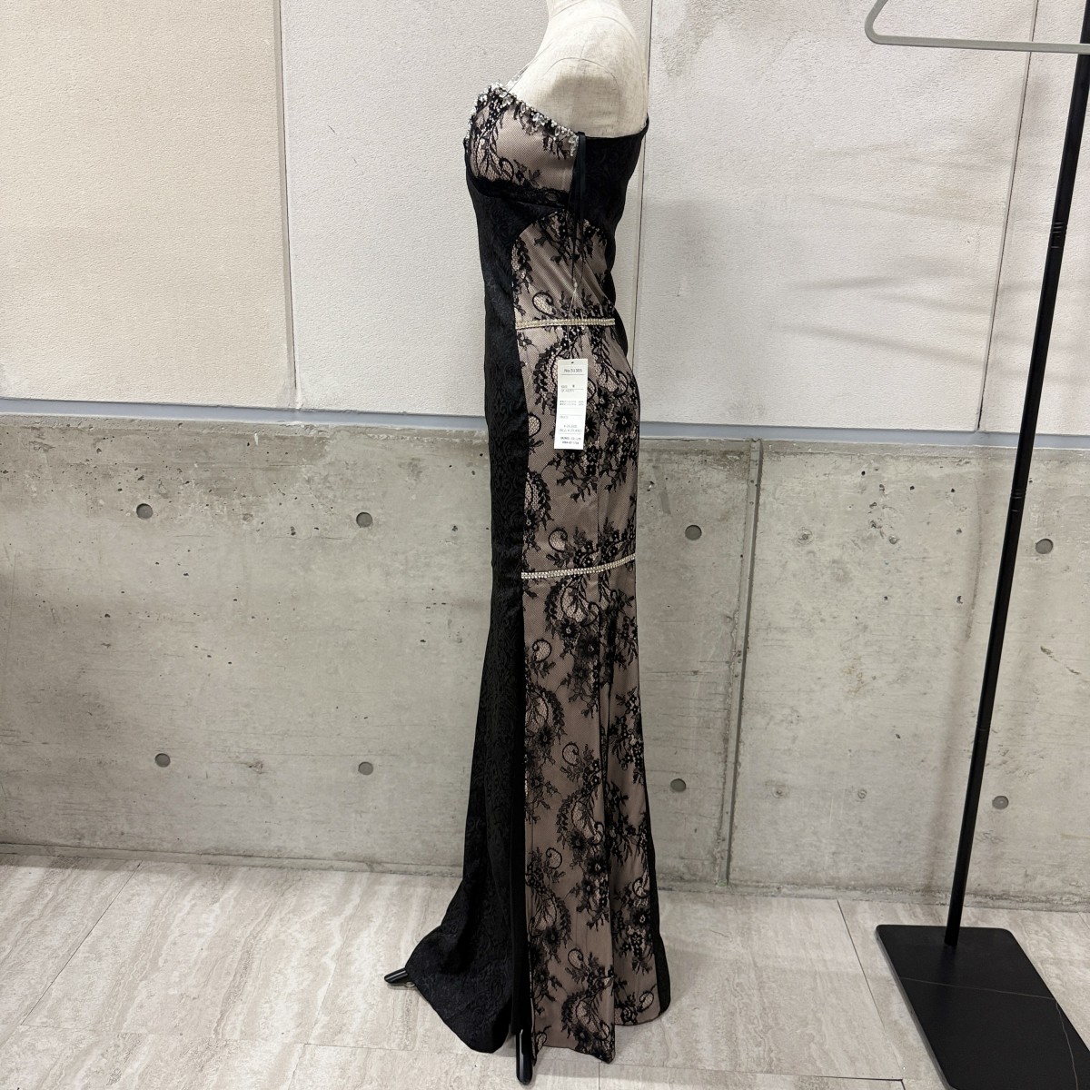 Z04234【直接引取可】LuxeStyle 51305 M ブラック レース ワンショルダー ロングドレス キャバドレス ビジュー タグ付（4/10）
