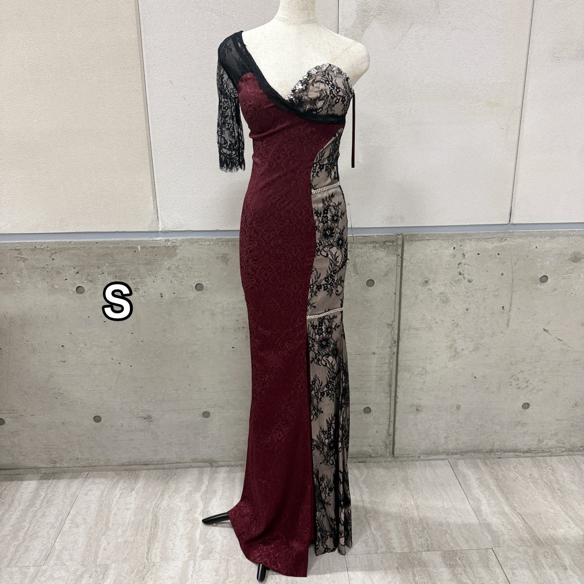 Z04236【直接引取可】LuxeStyle 51305 S ロングドレス ワインレッド ブラックレース ワンショルダー タイト キャバドレス ビジュー