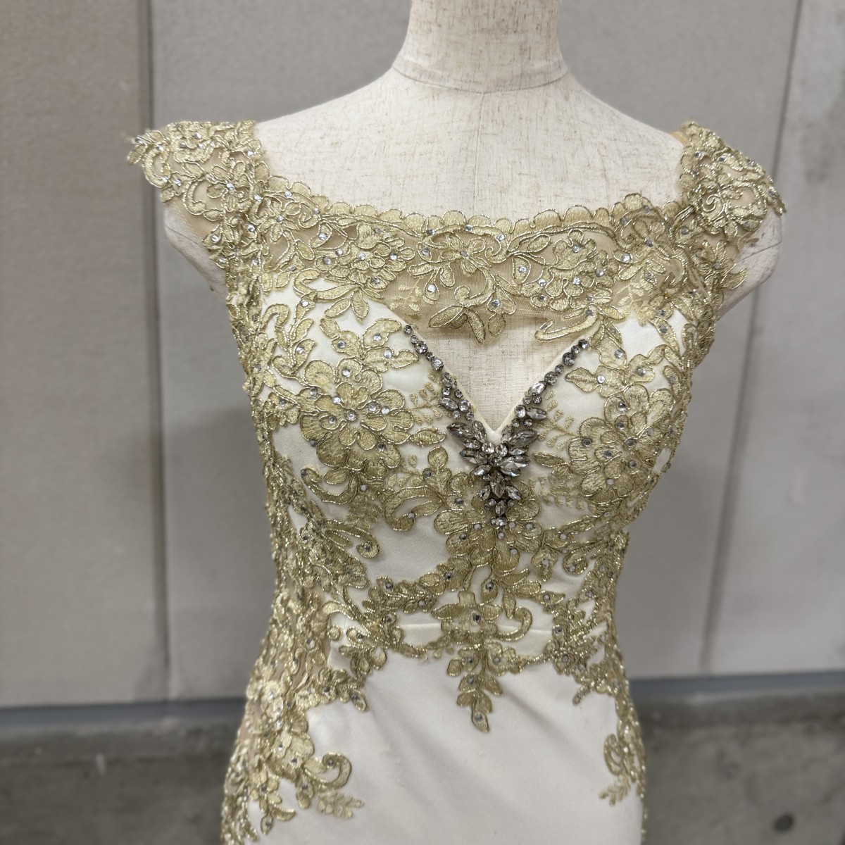 Z04240【直接引取可】LuxeStyle リュクススタイル ロングドレス M 白 ゴールド レース ビジュー 刺繍 編み上げ キャバドレス（2/9）