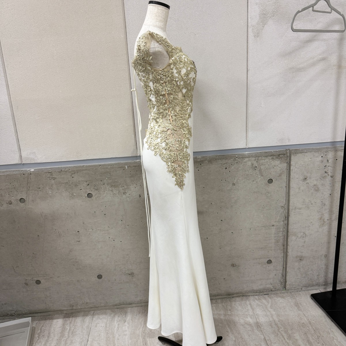 Z04240【直接引取可】LuxeStyle リュクススタイル ロングドレス M 白 ゴールド レース ビジュー 刺繍 編み上げ キャバドレス（9/9）