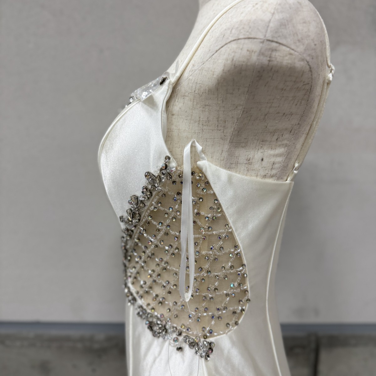 Z04263 【直接引取可】LuxeStyle リュクススタイル 19046 M キャバドレス ロングドレス アイボリー ビジュー サイドシアー タイト Vネック（8/10）